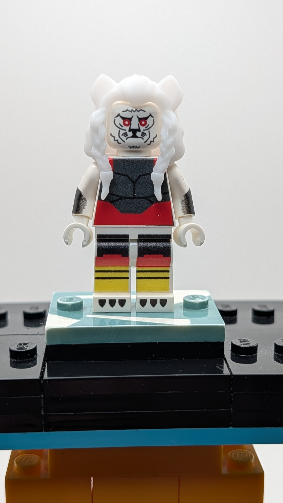 Invincible - Battle Beast V2 (white mane) - view 1