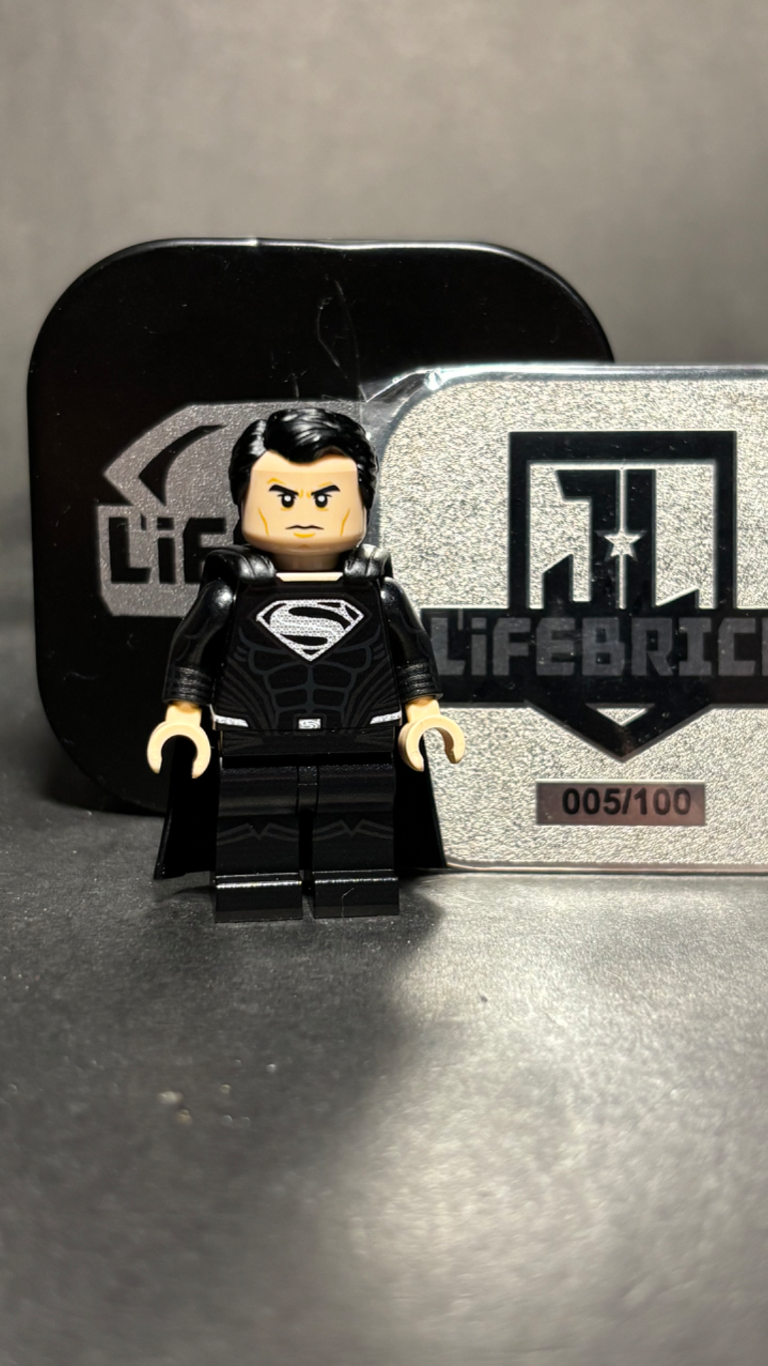 Superman (Black suit) - view 1